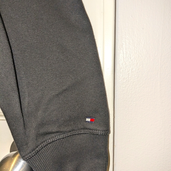 Tommy Hilfiger Women's Med Red White Blue Graphic Logo V-Stitch Sweatshirt Black - Picture 5 of 11